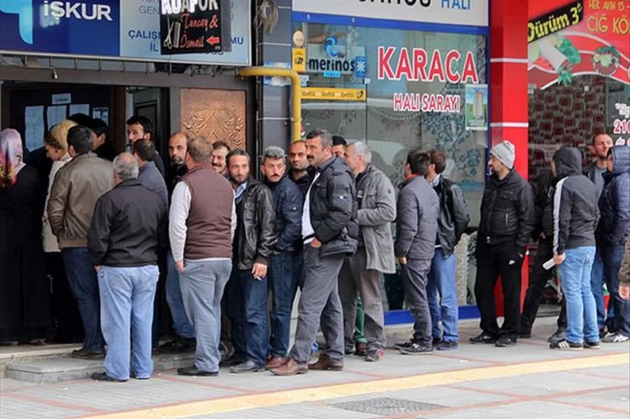 TÜİK Rakamları Açıkladı: 3 Milyon Kişi İşsiz, Kadınların Yarısı Evde