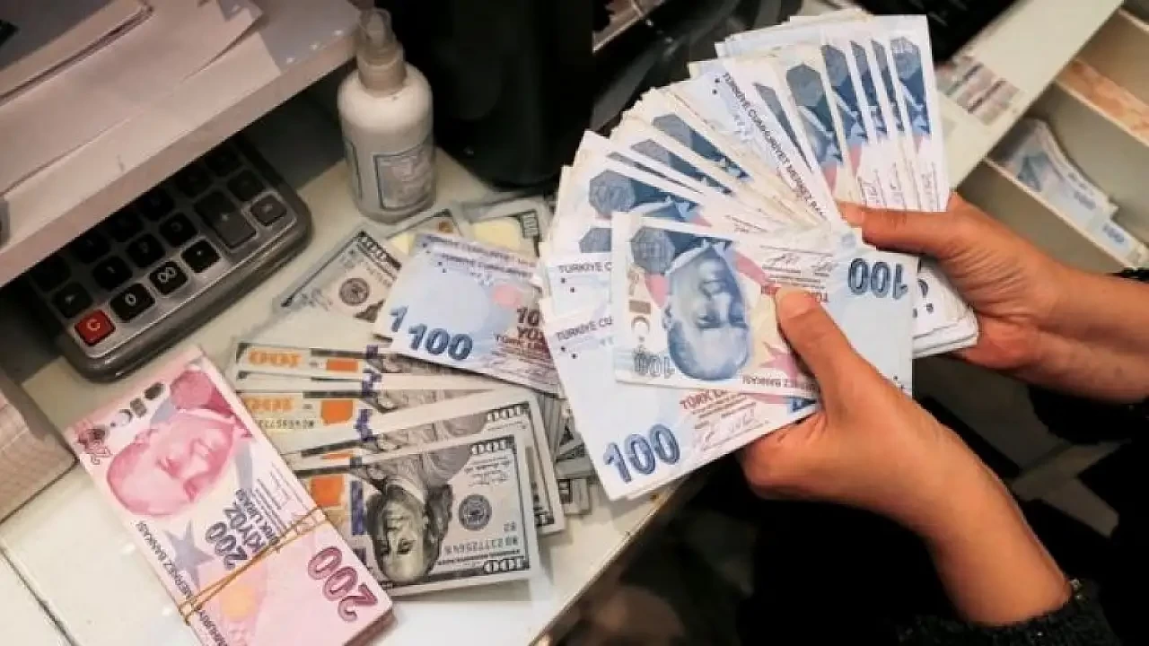 Vatandaş TL'ye Yöneldi! Döviz Mevduatları Eriyor, TL Tırmanıyor!